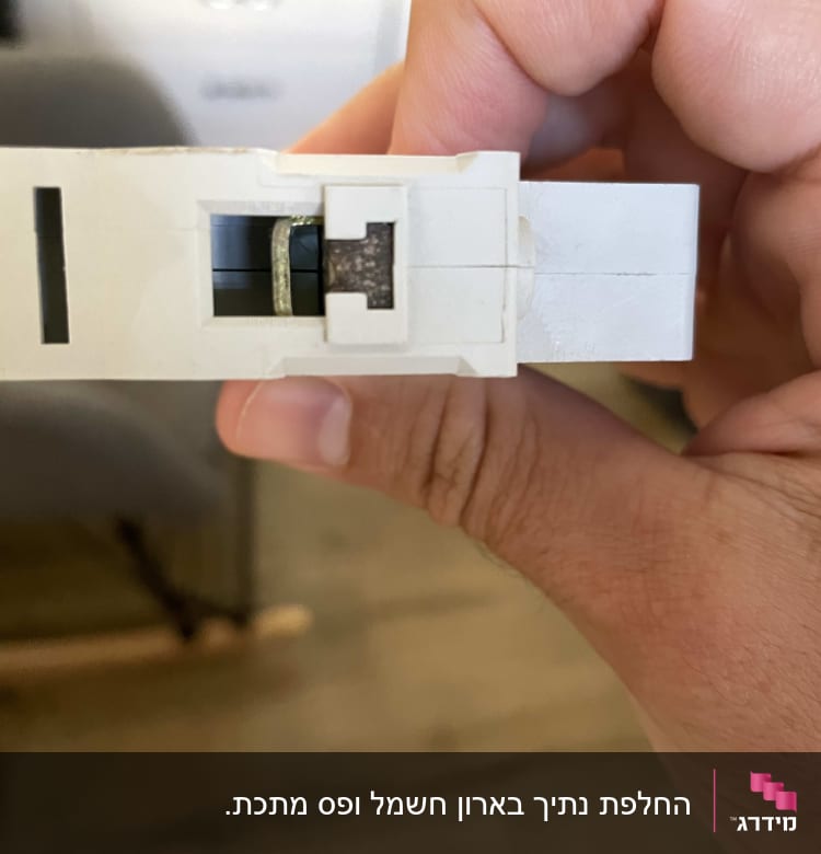 יד מחזיקה רכיב חשמלי עם חוטים
